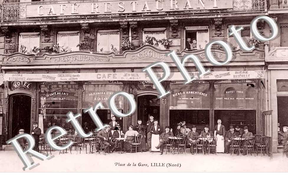 Place de la Gare. Café de Paris