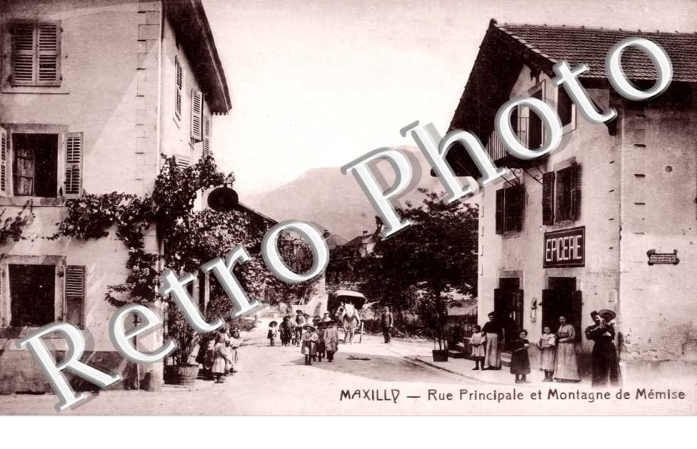 rue principale et Montagne de Mémise
