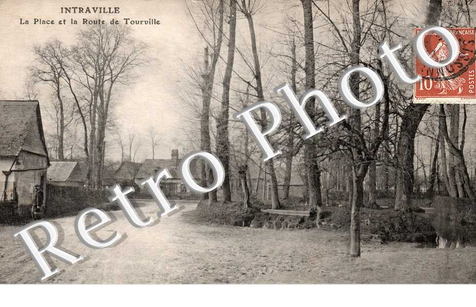 la place et la route de Tourville