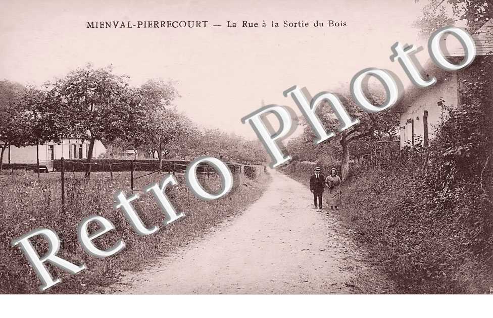 MIENVAL-PIERRECOURT. la rue à la sortie du bois