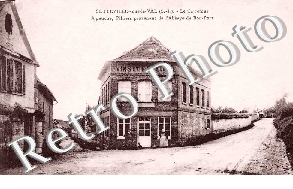 le Carrefour. A gauche, pilliers provenant de l'Abbaye de Bon-Port
