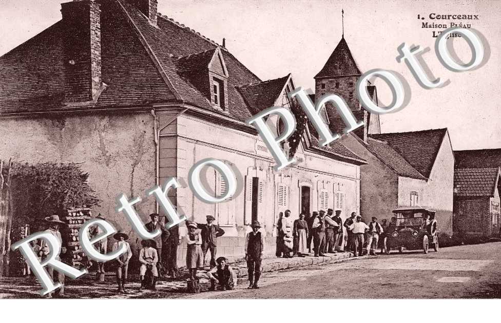 COURCEAUX. Maison Pléau. L'église