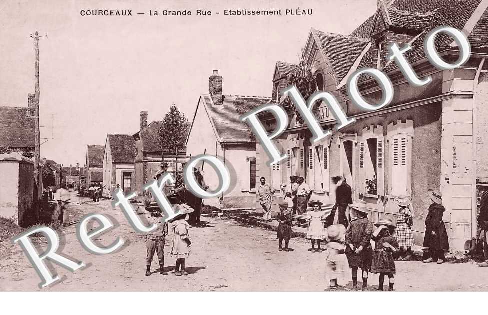 COURCEAUX. la grande rue, établissement Pléau