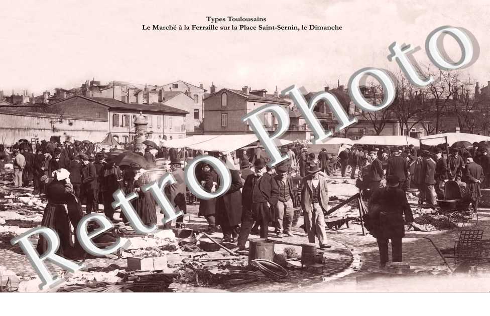 Le marché à la Ferraille sur la place Saint-Sernin, le Dimanche