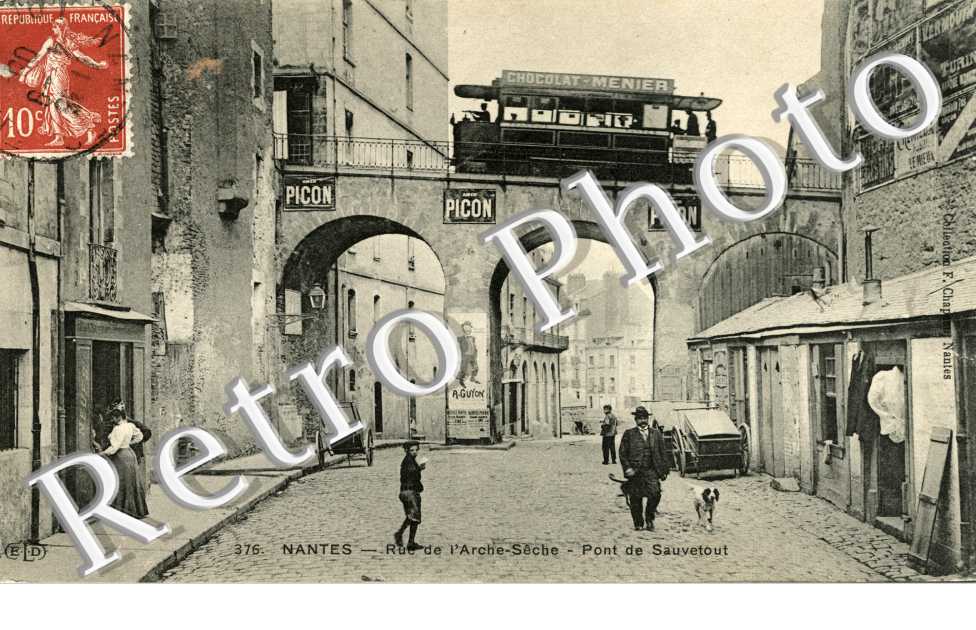 LA RUE DE L'ARCHE SECHE ET LE PONT SAUVETOUT