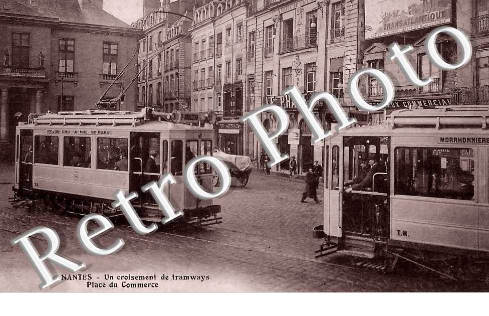 un croisement de tramways place du Commerce