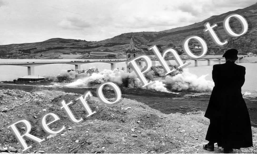 L'abbé Ferraro curé du village assiste au dynamitage de son église  le 3 mai 1961