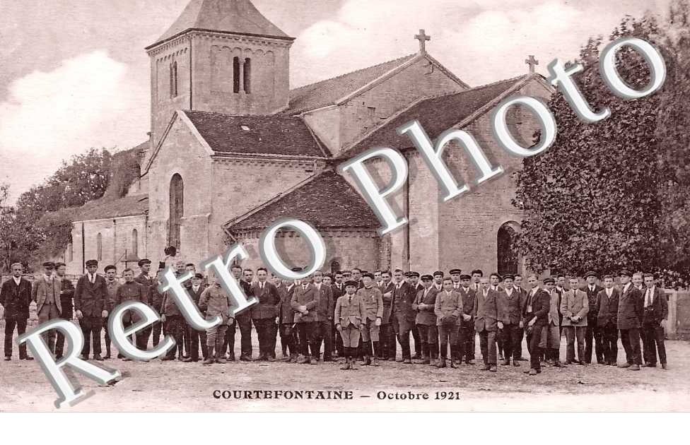 Devant l'église. Octobre 1921