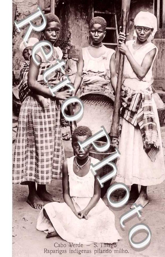 Raparigas indigenas pilando milho