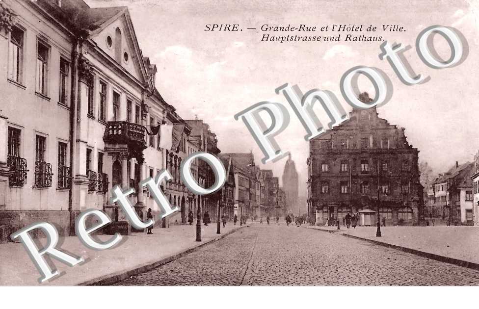 grande rue et l'Hôtel de Ville