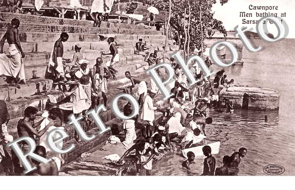 Men bathing at Sarsaya Ghat