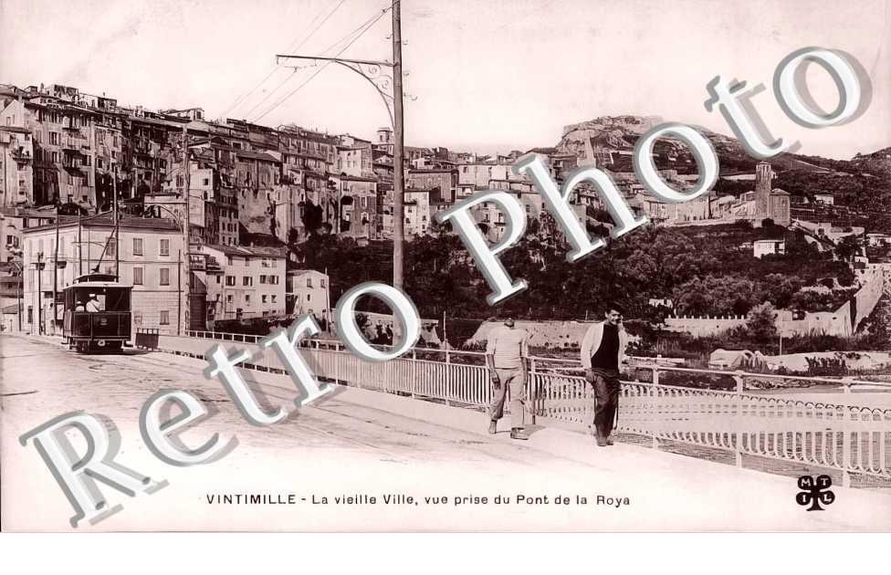 la vieille ville, vue prise du Pont de la Roya
