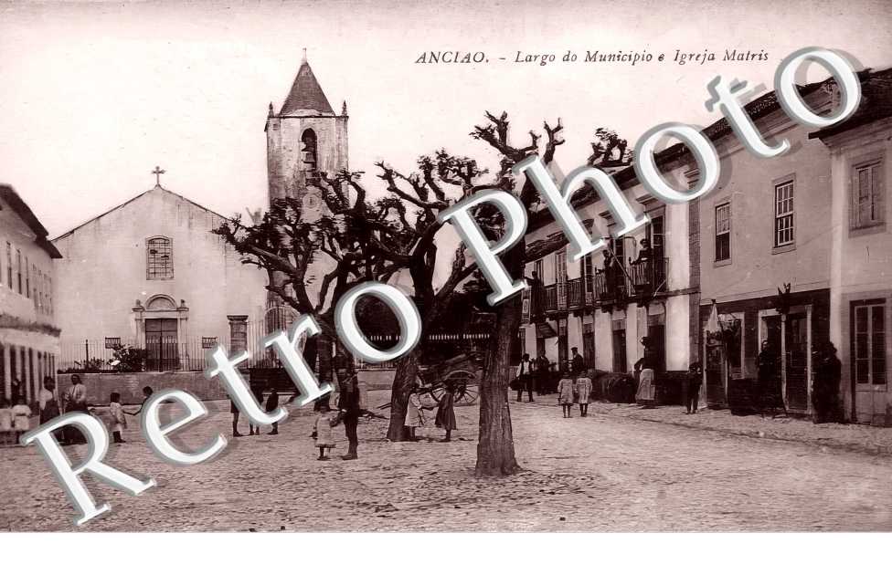 Anciao. Largo do Municipio e Igreja Matris