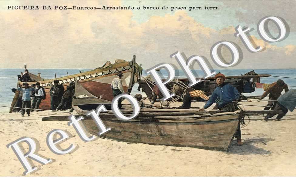 Arrastando o barco de pesca para terra