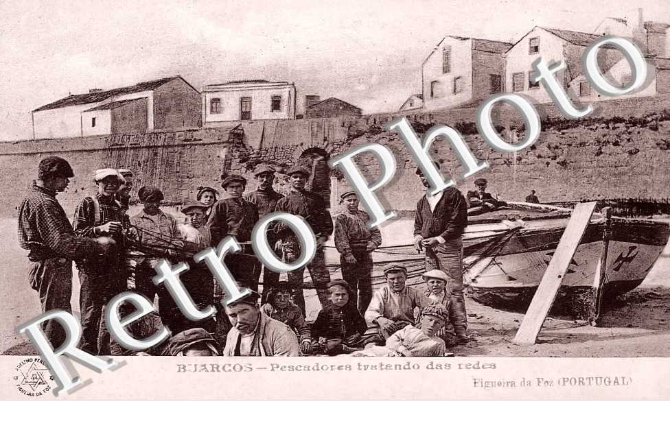 Pescadores tratando das redes