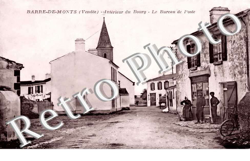 intérieur du bourg, le bureau de poste.