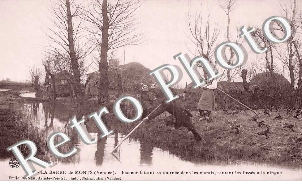 Facteur faisant sa tournée dans les marais, sautant les fossés à la ningue.