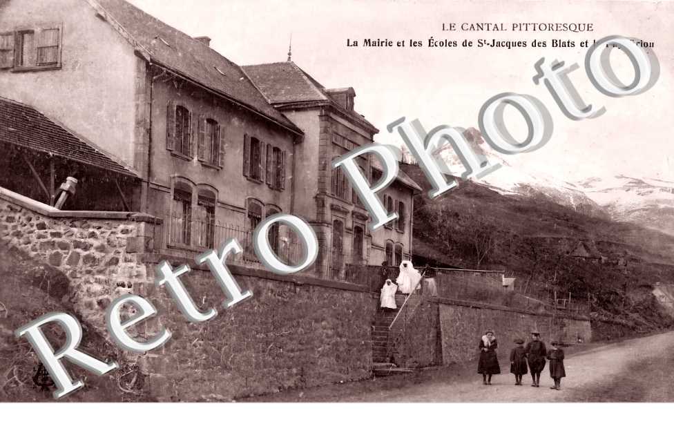 la mairie et les écoles et le Puy Griou