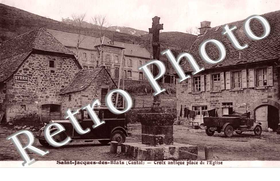Croix antique place de l'église