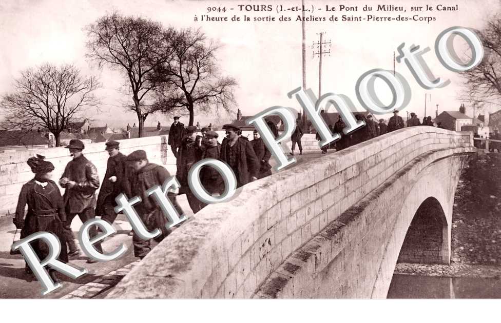 le Pont du Milieu, sur la canal à l'heure de la sortie des Ateliers de Saint-Pierre-des-Corps