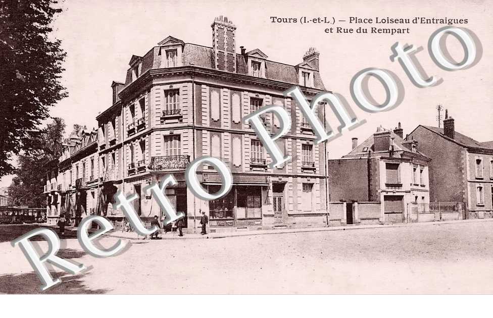 place Loiseau d'Entraigues et rue du Rempart