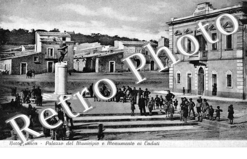 Palazzo del Municipio e monumenton ai Cadutti