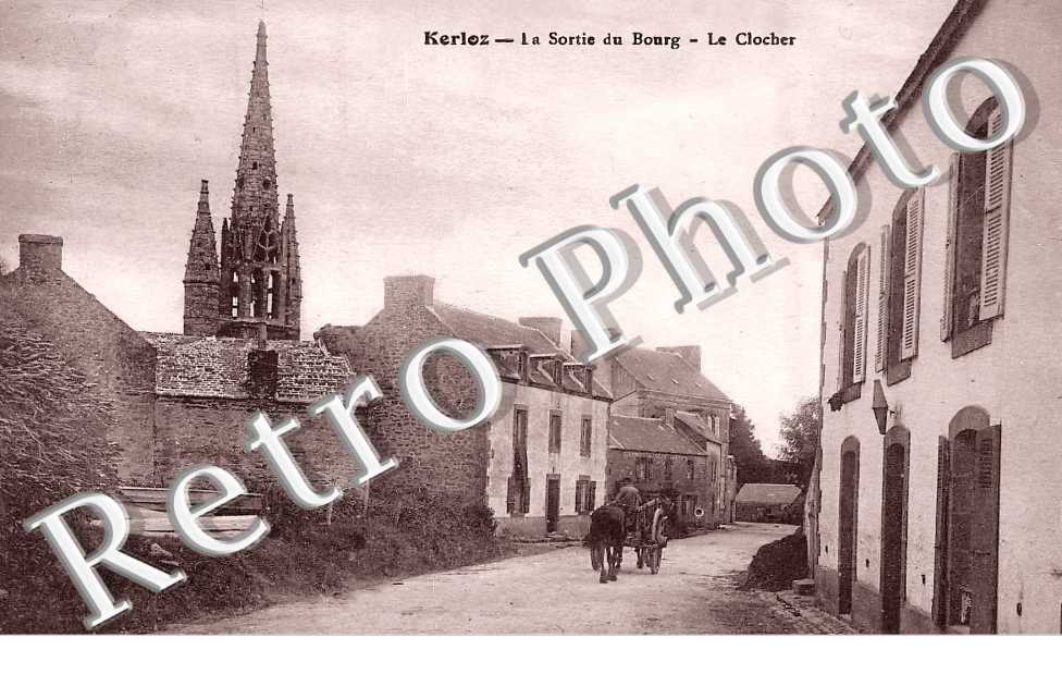 la sortie du bourg. Le clocher
