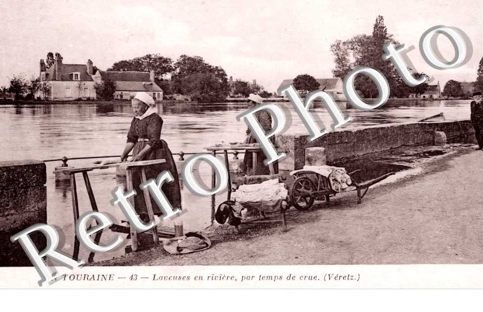 Laveuses en rivière par temps de crue