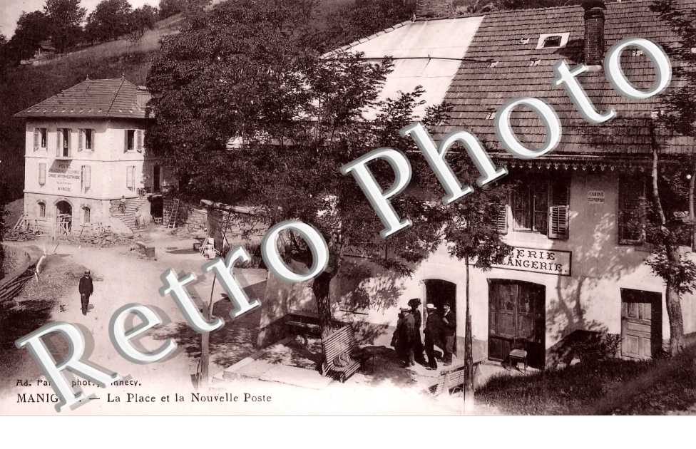 La place et la Nouvelle Poste. Boulangerie
