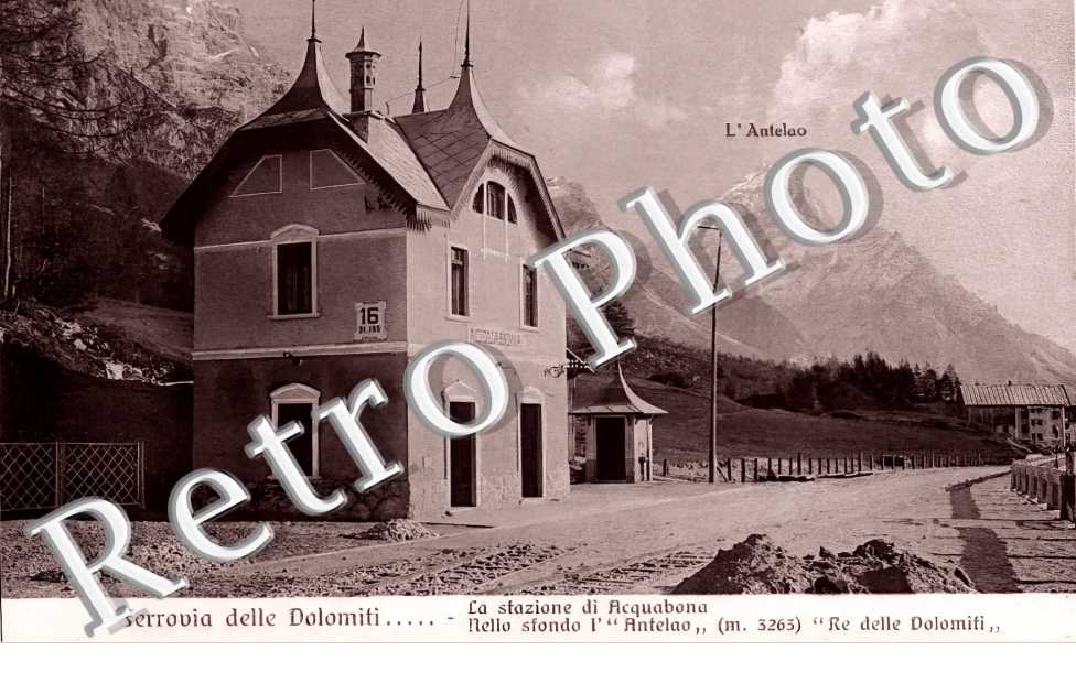 La stazione. Nello sfondo l'Antelao
