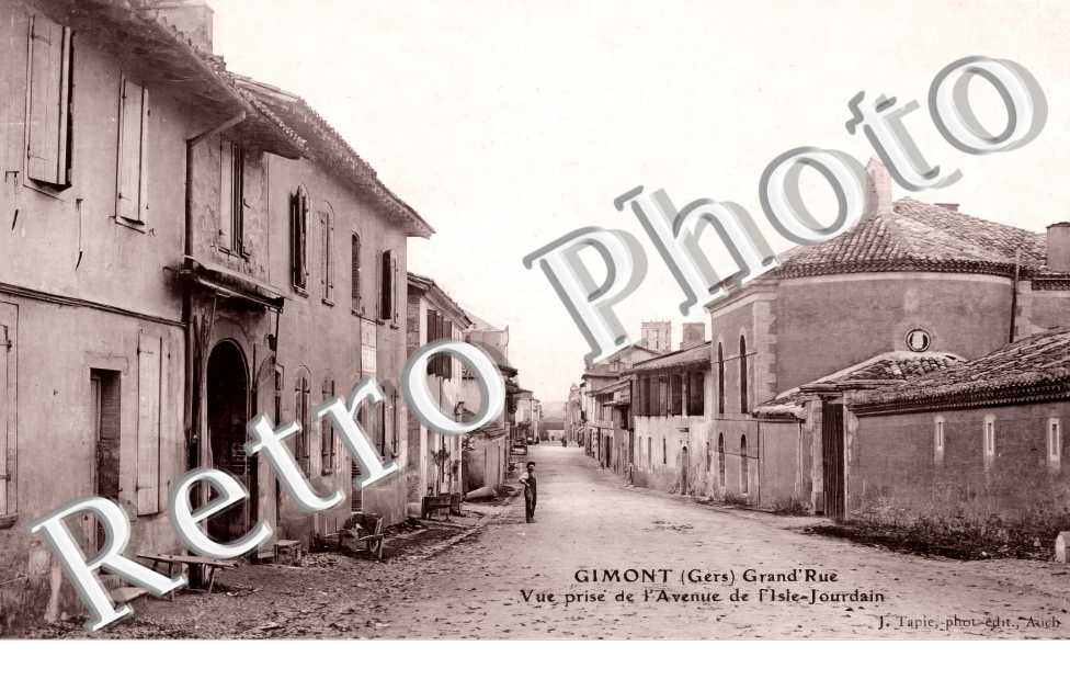 Grande rue. Vue prise de l'avenue de l'Isle Jourdain