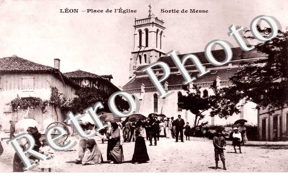 Place de l'église. Sortie de Messe