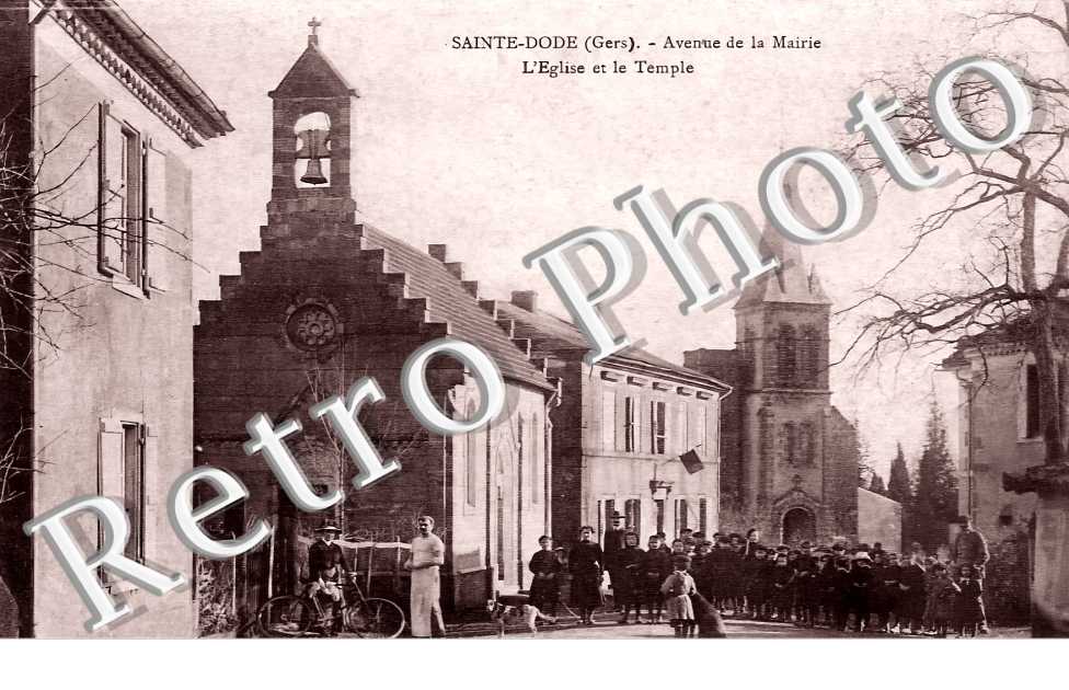 avenue de la mairie. L'église et le temple
