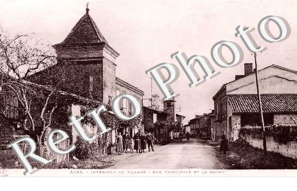 Intérieur du village. Rue principale et mairie