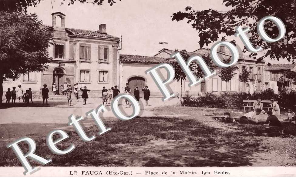 Place de la Mairie. Les écoles