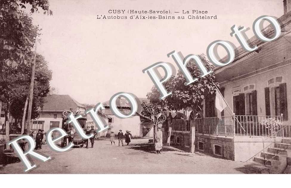 la Place. L'autobus d'Aix-les-Bains au Châtelard