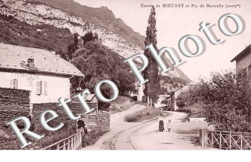 Entrée de Mieussy et le Pic de Marcelly