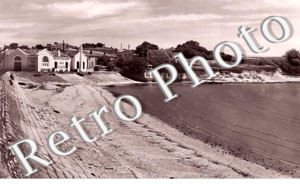 La plage et le restaurant des Flots