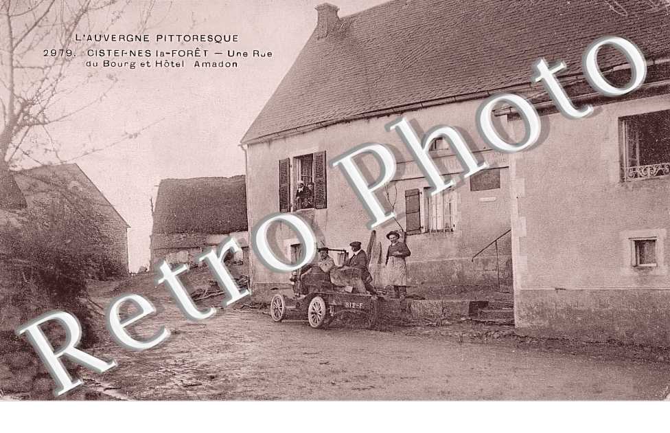 Une rue du bourg et Hôtel Amadon