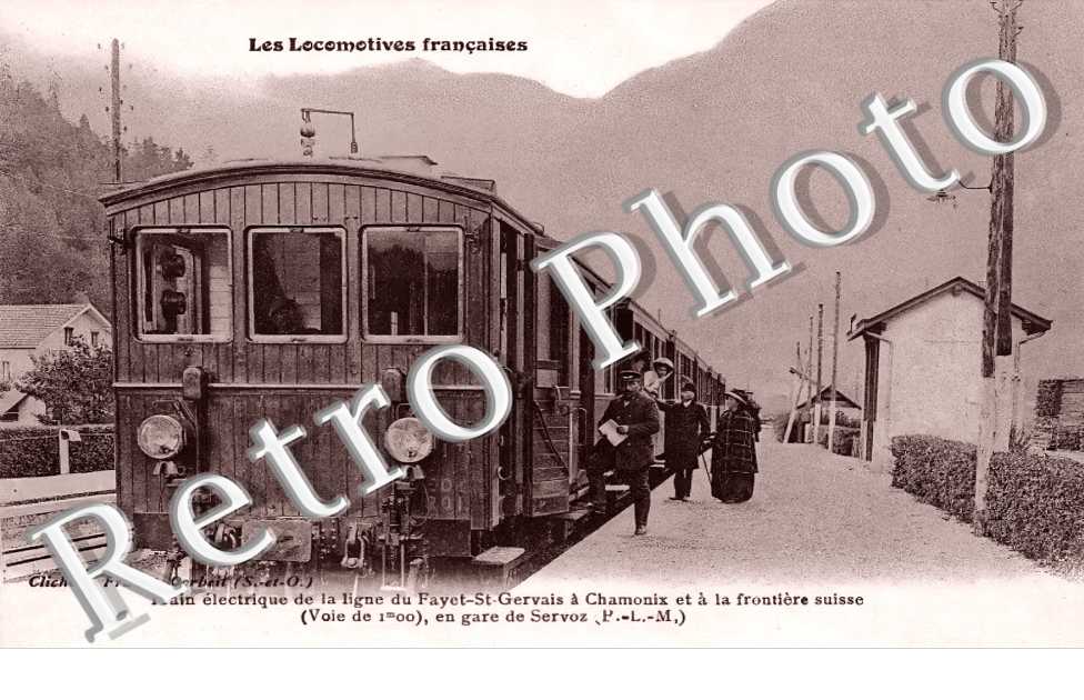 Train électrique de la ligne du Fayet-Saint-Gervais en gare de Servoz