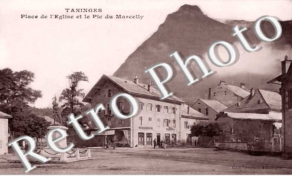 Place de l'Eglise et le Pic du Marcelly.