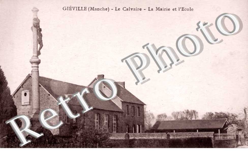 le Calvaire. La mairie et l'école