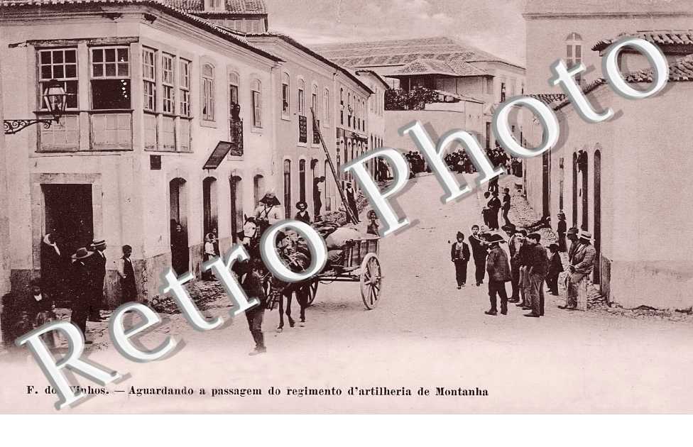 Aguardandp a passagem do regimento d'artilheria de Montanha