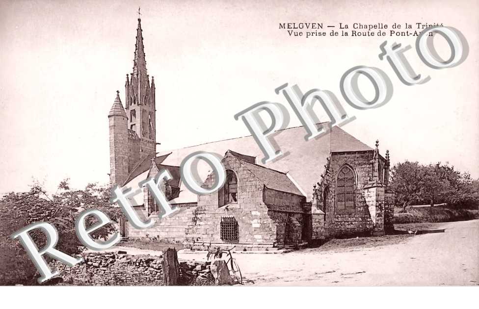 la chapelle de la Trinité. Vue prise de la route de Pont-Aven