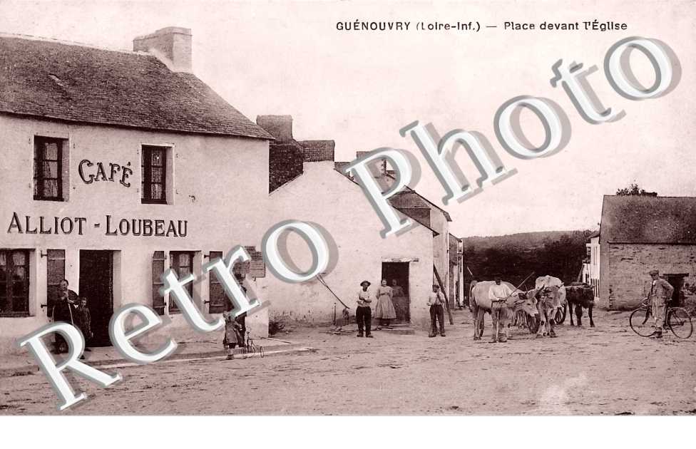 Place devant l'église. Café Alliot-Loubeau