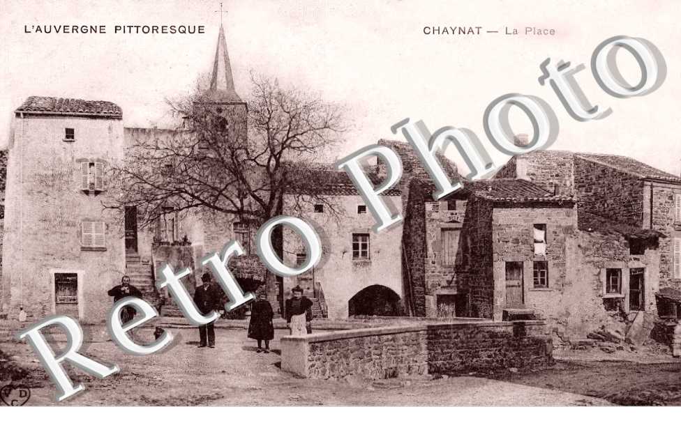CHAYNAT. La place