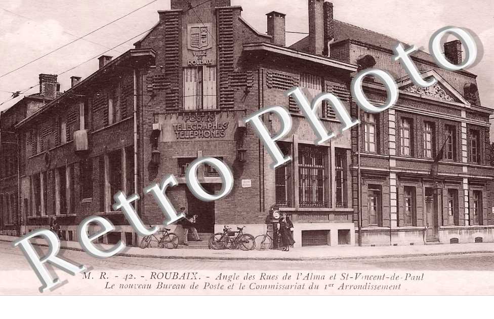 Angle des rues de l'Alma et Saint-Vincent de Paul. Le nouveau bureau de poste et le Commisariat du 1er arrondissement