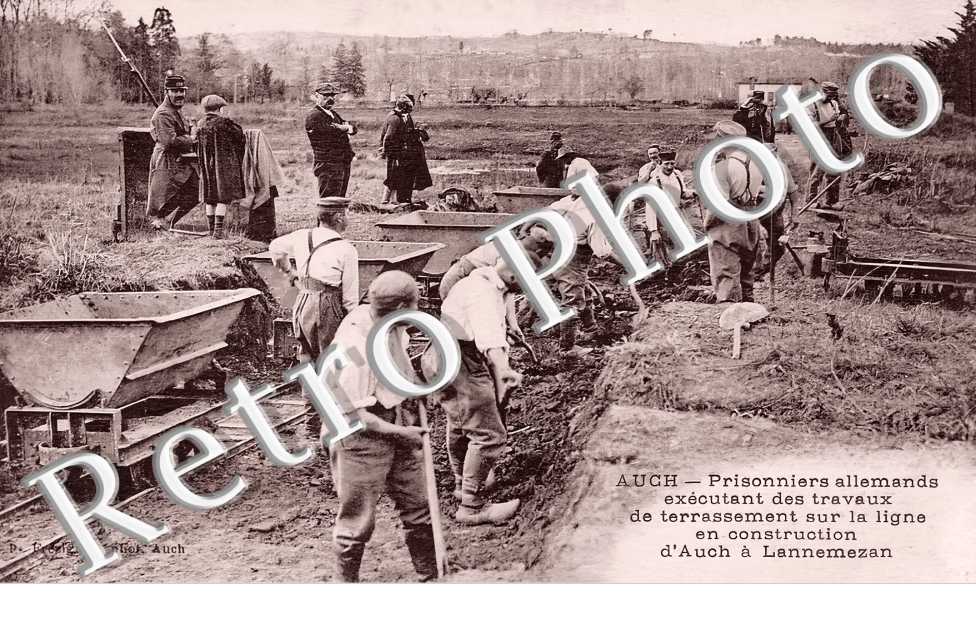 Prisonniers allemands exécutant des travaux de terrassement sur la ligne en construction d'Auche à Lannemezan