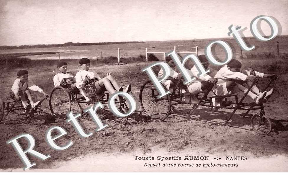 Joueurs sportifs Aumon. Départ d'une course de cyclo-rameurs