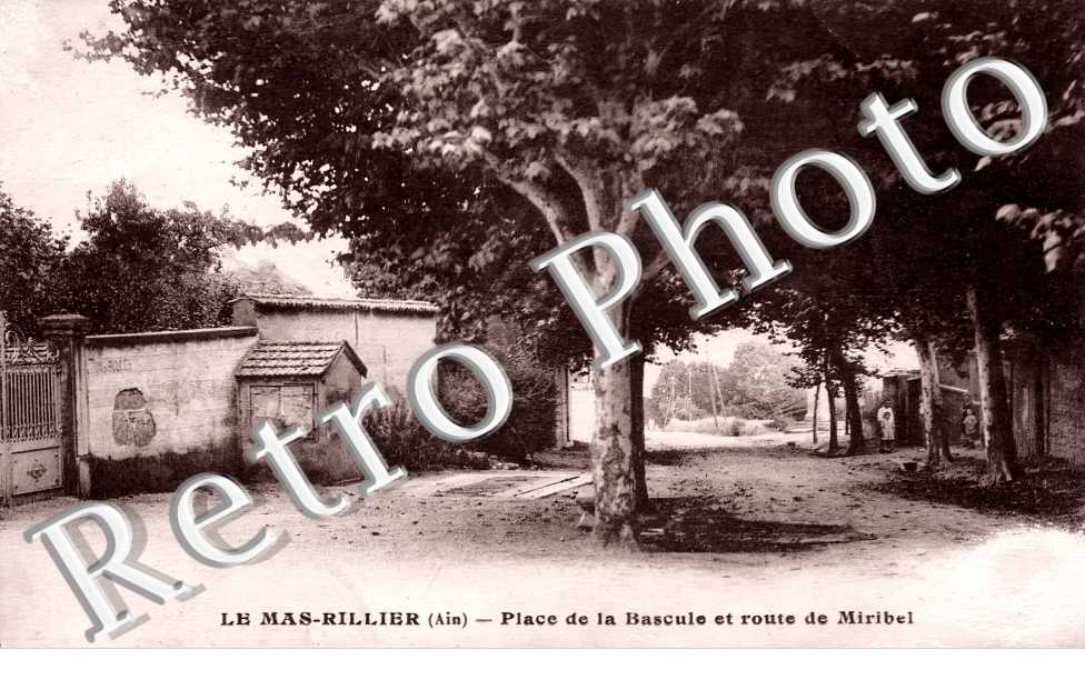 Le Mas-Rillier. Place de la Bascule et route de Miribel